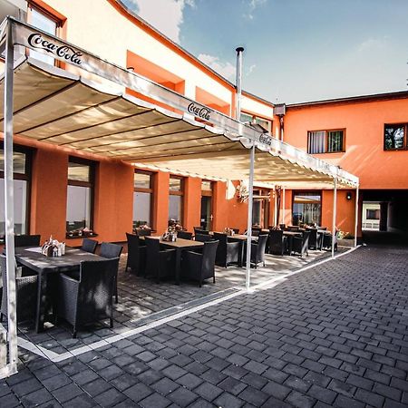Modřice Hotel U Kostela מראה חיצוני תמונה