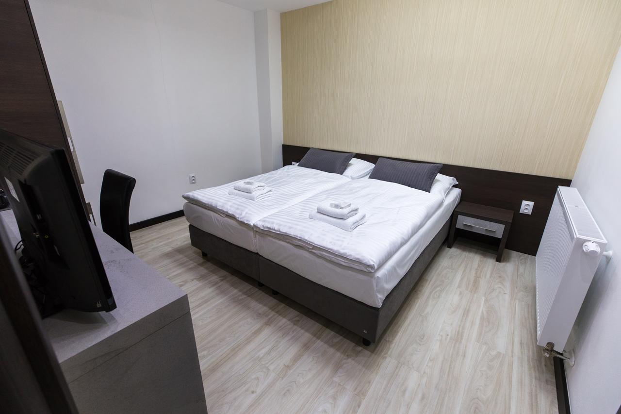 Modřice Hotel U Kostela מראה חיצוני תמונה