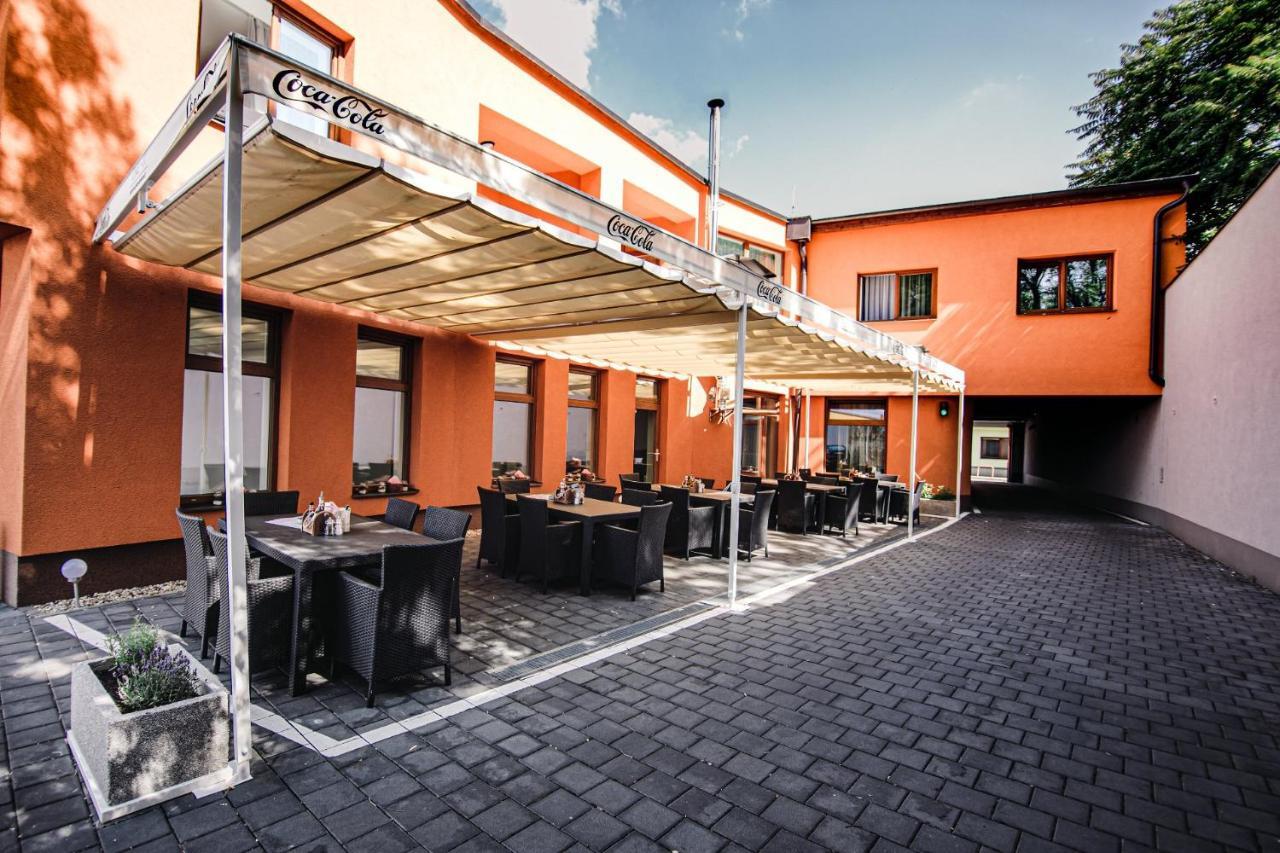 Modřice Hotel U Kostela מראה חיצוני תמונה
