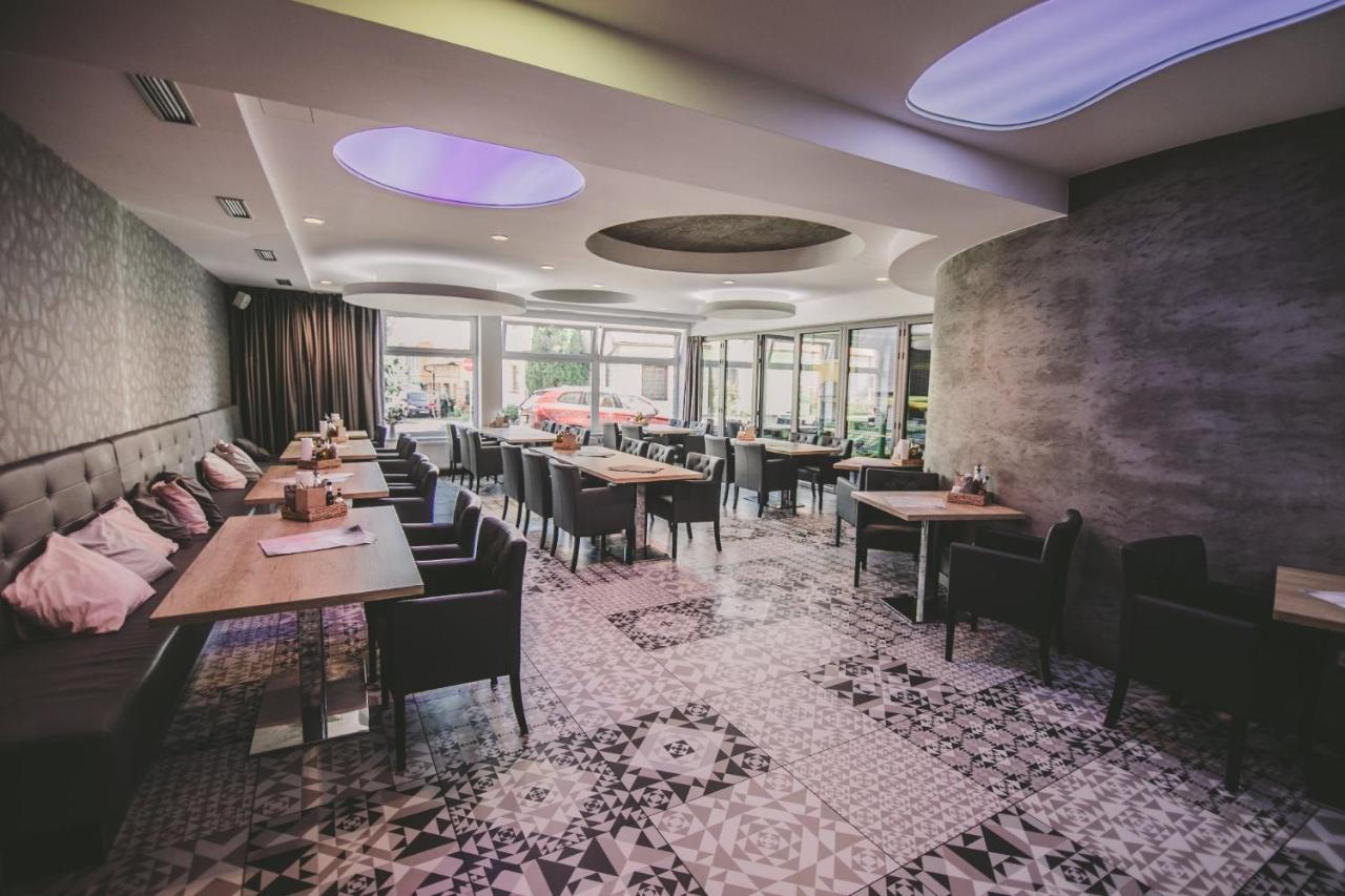 Modřice Hotel U Kostela מראה חיצוני תמונה
